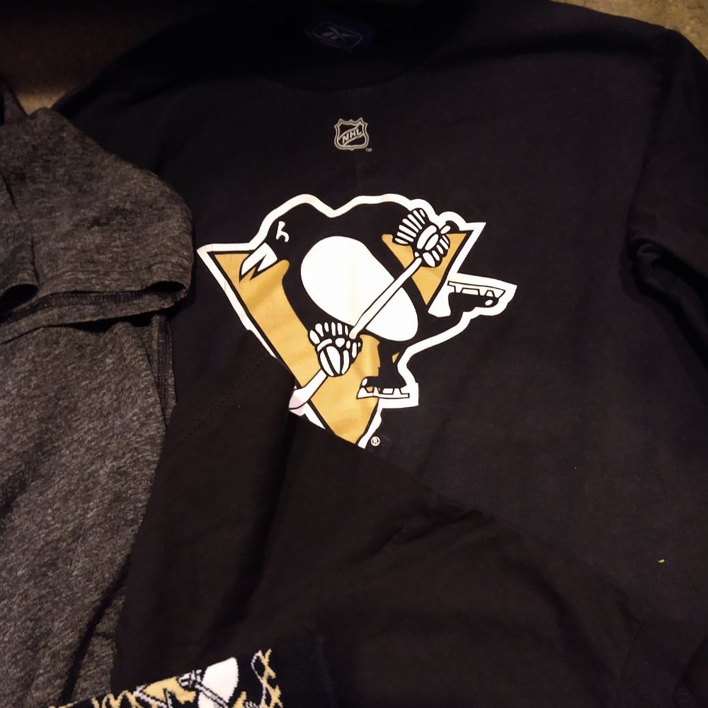 PITTSBURGH PENGUINS FAMILY OF T-SHIRTS & SOCKS - ALL SIZES - SPARKLY - Picture 3 of 10